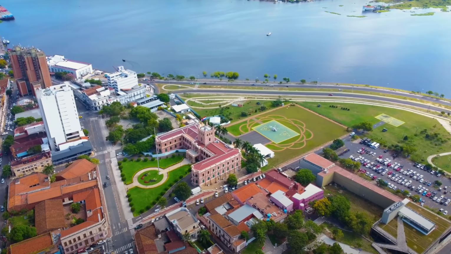 Assunção, com sua Costanera à beira do rio